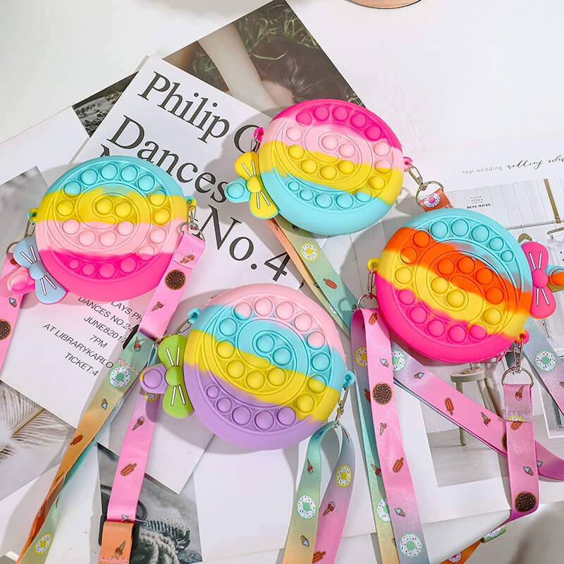 Dečija torbica sa kružićma u obliku puža u raznim kombinacijama boja